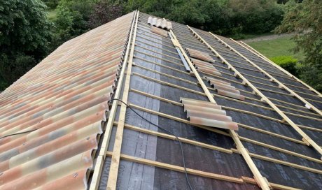 Réfection de toiture par charpentier couvreur zingueur - KMC Toitures à Guéreins