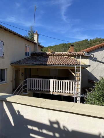 Charpentier pour création auvent de terrasse en structure bois - KMC toitures à Villefranche-sur-Saône