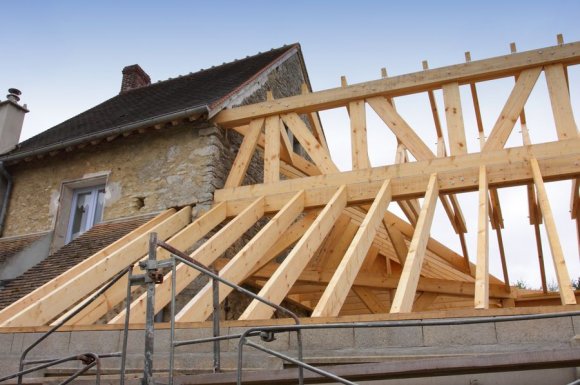 Charpentier pour la rénovation de charpente bois traditionnelle à Villefranche-sur-Saône