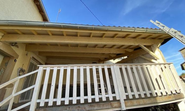 Charpentier pour création auvent de terrasse en structure bois - KMC toitures à Villefranche-sur-Saône