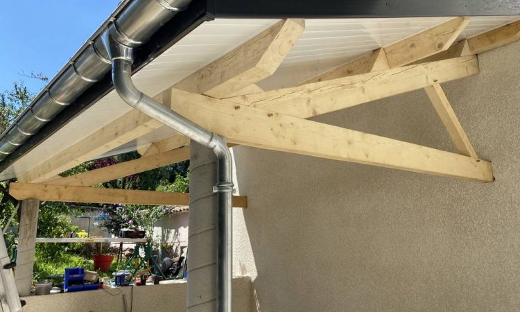 Création de auvent monopente avec structure en bois à St Georges de Reneins - KMC toitures