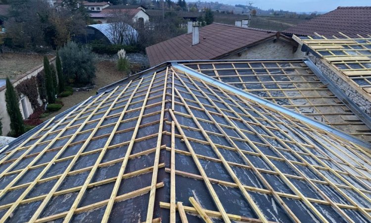 Réfection de toiture par KMC toitures, charpentier couvreur zingueur à Lucenay