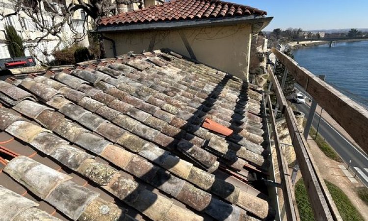 Réfection de toiture en tuile canal à Trévoux - KMC Toitures
