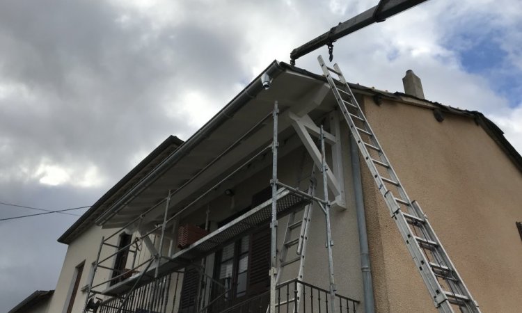 Extension de toiture en 1 pan sur console pour abriter un balcon
