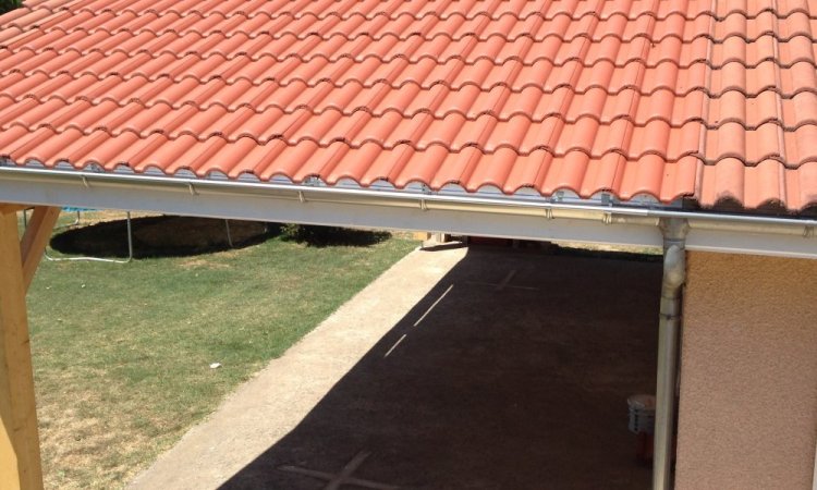 Extension de toiture  en  2 pans pour abriter une terrasse 