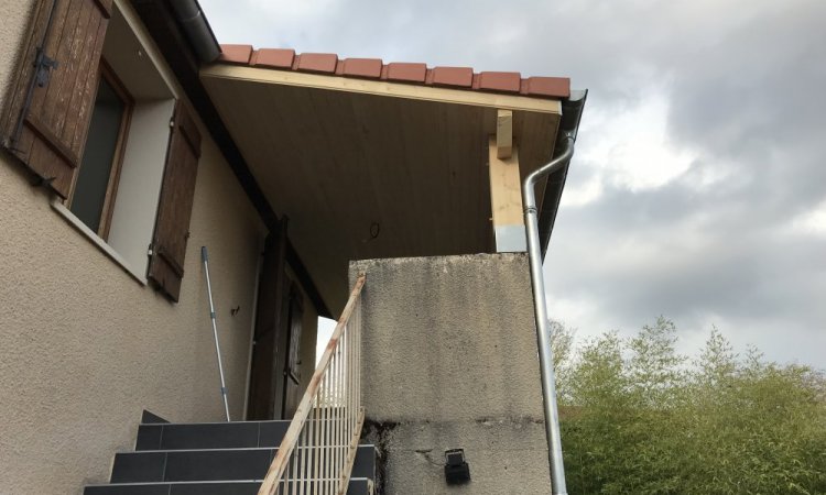 Extension de toiture en 1 pan sur poteaux pour abriter une terrasse 