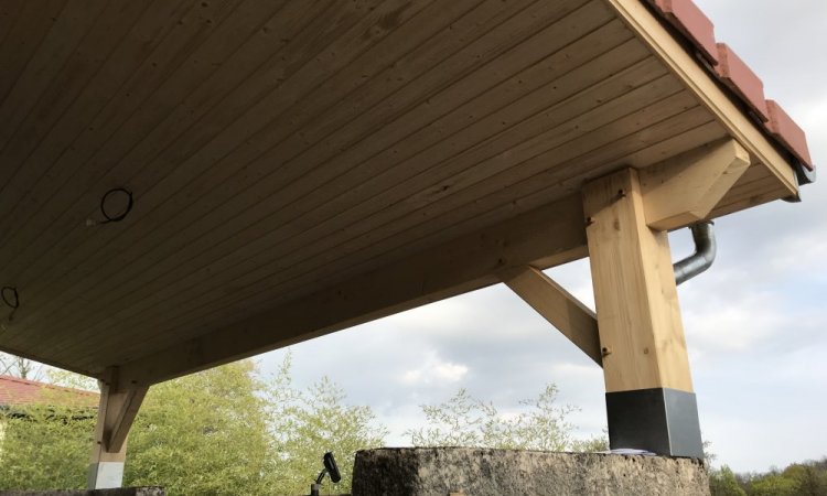Extension de toiture en 1 pan sur poteaux pour abriter une terrasse 